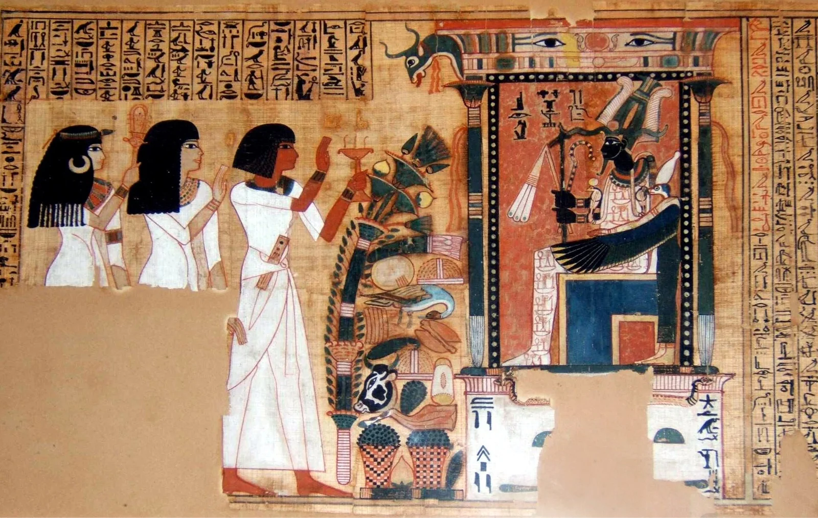 Papyrus mit drei Frauen vor einem thronenden Gott, darüber Zeilen mit Hieroglyphen